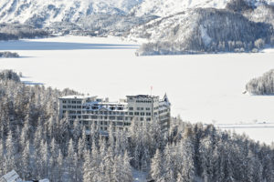 Vue hivernale de l'hôtel Waldhaus Sils
