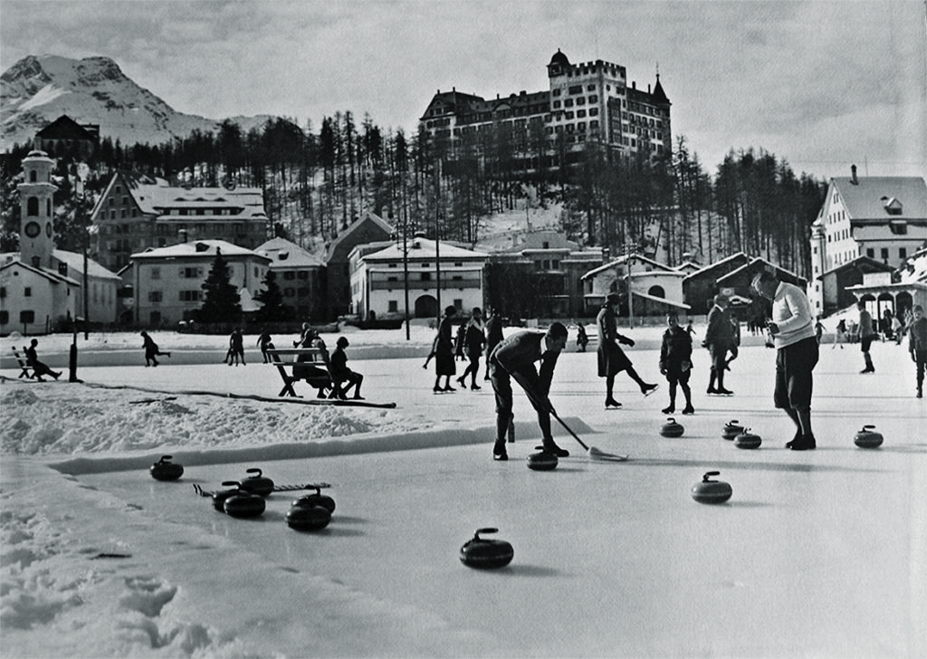 Sils 1925 im Winter, im Hintergrund das Hotel Waldhaus