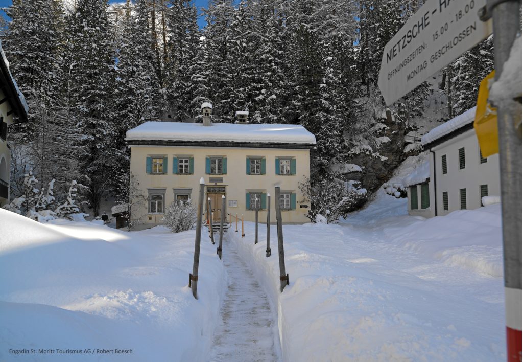 Winterlicher Blick auf das Nietzsche Haus in Sils-Maria