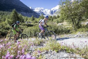 Mountainbiker auf dem Weg zum Morteratsch Gletscher